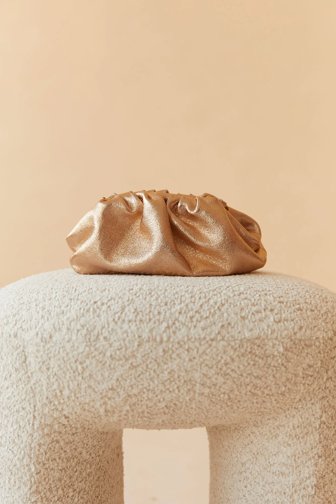BOLSO MANO DORADO